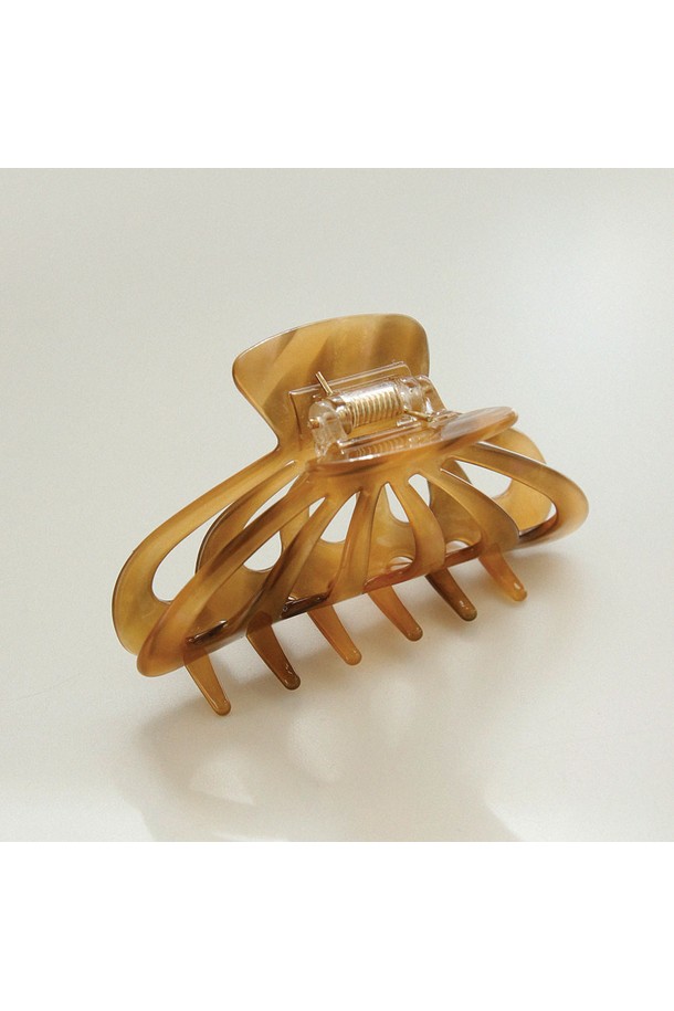 프랑스 마블 쉘 미디엄 집게핀 Bh0961은 2006년에 출시된 액세서리입니다. 다크 브라운과 브라운 두 가지 색상으로, 프랑스 셀룰로오스 소재의 고급스러움을 더했습니다. 내추럴 스톤 무늬와 실버 디자인이 조화롭게 어우러져 심플하면서도 모던한 스타일을 연출합니다. 미디엄 사이즈로 제작되어 데이트룩, 카페룩, 모임룩 등 다양한 TPO에 활용 가능하며, 클래식, 미니멀, 시크한 스타일에 잘 어울립니다. 기본 포장과 고급 포장 옵션을 선택할 수 있습니다.
