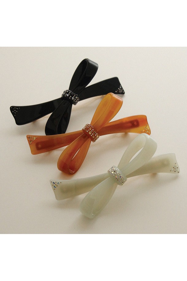 프랑스 리니어 큐빅 리본 자동핀 Bh0962는 여성스러운 스타일을 완성하는 헤어핀입니다. 셀룰로오스 소재로 제작되어 고급스러운 분위기를 자아내며, 블랙, 브라운, 라이트 그린 세 가지 색상으로 만나볼 수 있습니다. 심플한 디자인에 리본과 큐빅 장식이 더해져 시크하고 미니멀한 스타일을 연출합니다. 미디엄 사이즈의 자동핀 타입으로, 간편하게 머리를 정돈할 수 있으며 데일리룩에 포인트를 더하기 좋습니다.
