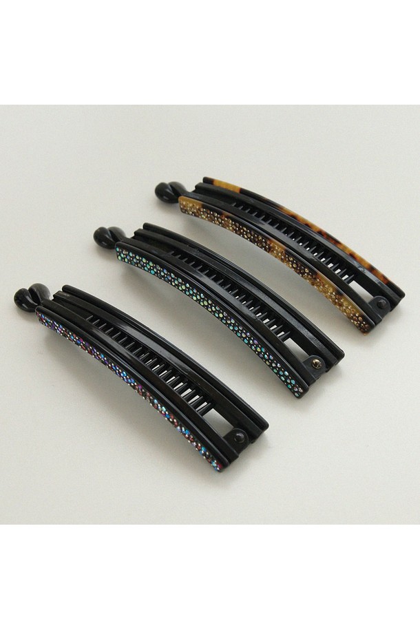 세련된 스타일을 완성해 줄 슬림 라인 큐빅 바나나핀 Bh0963입니다. 부드러운 셀룰로오스 소재와 반짝이는 크리스탈 큐빅 장식이 조화롭게 어우러져 심플하면서도 모던한 무드를 연출합니다. 가볍고 편안한 착용감으로 데이트룩, 카페룩 등 다양한 TPO에 활용 가능하며, 미니멀, 클래식, 걸리시 스타일을 즐기는 여성분들께 추천합니다. 브라운, 맥스, 오로라 세 가지 컬러로 출시되었으며, 2006년에 첫선을 보인 제품입니다. 슬림한 라인과 바나나핀 타입으로 머리 스타일에 포인트를 더해보세요.
