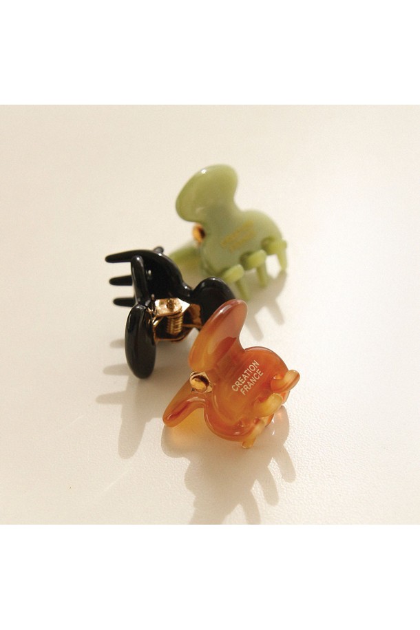 프랑스 마이크로 라운드 집게핀 Bh0967는 여성의 헤어 스타일링을 위한 액세서리입니다. 셀룰로오스 소재로 제작되어 가볍고 편안한 착용감을 선사하며, 모던하고 심플한 디자인으로 데이트룩, 카페룩 등 다양한 TPO에 잘 어울립니다. 블랙, 브라운, 카키 3가지 트렌디한 컬러와 무지 패턴으로 출시되어 어떤 의상에도 자연스럽게 매치됩니다. 천연석과 실버 장식이 조화롭게 어우러져, 스타일리시하면서도 절제된 아름다움을 표현합니다.
