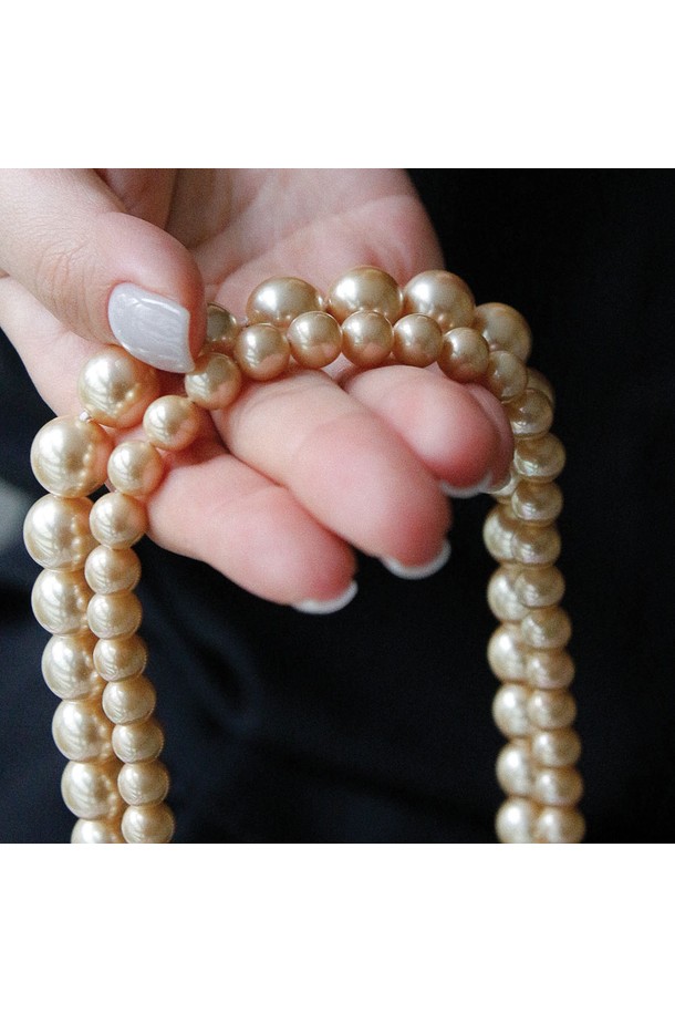 샴페인 골드 12mm 진주 목걸이 Bn0571은 여성 고객을 위한 우아한 목걸이입니다. 12mm 사이즈의 자연산 진주가 사용되었으며, 샴페인 골드 컬러로 고급스러움을 더했습니다. 길이 46cm, 무게 95.1g으로, 심플한 디자인이 돋보이는 클래식하고 우아한 스타일을 연출합니다. 데이트룩, 모임룩에 포인트를 더하거나 미니멀, 로맨틱 스타일을 완성하는 데 적합합니다. 일상에서도 부담 없이 착용하여 여성스러운 분위기를 연출할 수 있습니다.
