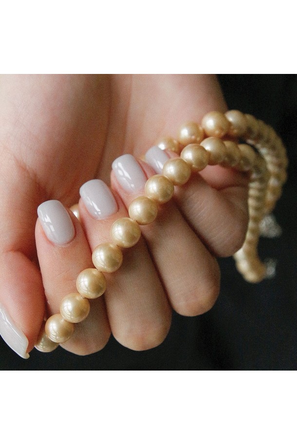 샴페인 골드 8mm 진주 목걸이 Bn0572는 여성스러운 매력을 돋보이게 하는 목걸이입니다. 8mm 크기의 진주, 샴페인 골드 컬러가 모던하고 심플한 디자인으로 어우러져 세련된 분위기를 연출합니다. 자연석 혼합으로 제작되었으며, 43cm 길이로 다양한 TPO(데이트룩, 모임룩, 소개팅룩)에 잘 어울립니다. 클래식, 미니멀, 로맨틱 스타일을 즐기는 분들께 추천하며, 2006년에 출시되어 꾸준히 사랑받는 제품입니다. 기본 패키지 및 고급 패키지 옵션을 선택할 수 있습니다.
