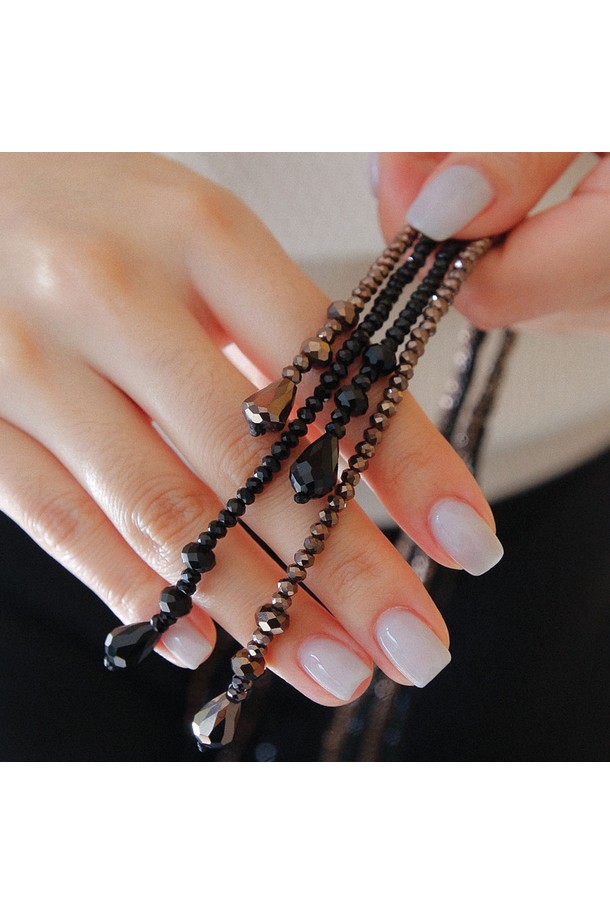 롱 크리스탈 슬림 스카프 목걸이 Bn0585는 미니멀하고 모던한 스타일을 추구하는 여성분을 위한 목걸이입니다. 블랙 컬러의 슬림한 디자인에 크리스탈과 스틸 소재를 사용하여 세련된 분위기를 연출합니다. 총 길이 132cm로, 자연석과 실버의 조화가 돋보이며, 데이트룩, 카페룩, 모임룩 등 다양한 TPO에 매치하기 좋습니다. 무게는 21.1g으로 가볍게 착용할 수 있으며, 심플하지만 시크한 스타일을 완성해 줍니다. 기본/고급 패키지 선택이 가능합니다.
