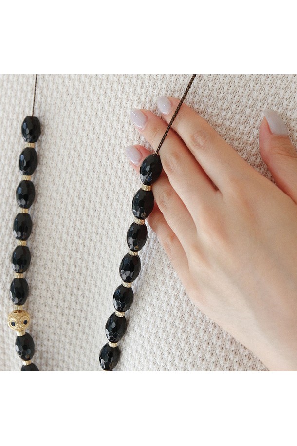 모빌 오닉스 롱 체인 목걸이 Bn0587은 여성스러움을 돋보이게 하는 시크하고 미니멀한 스타일의 목걸이입니다. 블랙과 실버 컬러의 조화가 세련된 분위기를 연출하며, 오닉스와 실버 소재로 제작되어 고급스러운 느낌을 더합니다. 80cm 길이의 롱 체인에 심플한 참 장식이 포인트이며, 3cm 연장 체인이 있어 길이 조절이 용이합니다. 데이트룩, 모임룩, 파티룩 등 다양한 TPO에 활용 가능하며, 기본 패키지 또는 고급 패키지를 선택할 수 있습니다.
