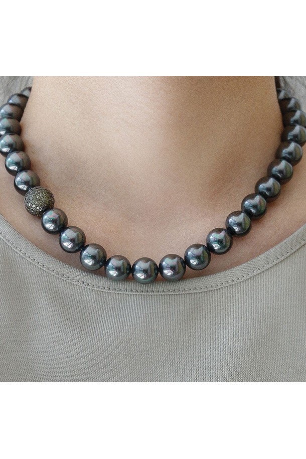 "파베 큐빅볼 12mm 흑진주 목걸이 Bn0588"은 여성스러운 매력을 강조하는 목걸이입니다. 12mm 크기의 흑진주와 큐빅 장식이 조화롭게 어우러져 세련된 분위기를 연출합니다. 43cm의 체인 길이로 제작되었으며, 심플한 참 디자인이 특징입니다. 자연석을 혼합하여 제작되었으며, 데이트룩, 모임룩, 소개팅룩 등 다양한 TPO에 활용 가능합니다. 미니멀하고 로맨틱한 스타일을 선호하는 여성분들께 추천하며, 기본 또는 고급 패키지를 선택할 수 있습니다.

