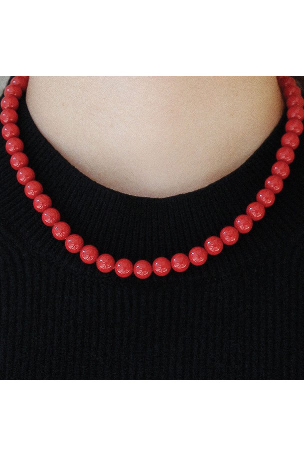 8mm 레드 진주 목걸이 Bn0589는 여성스러운 매력을 더하는 목걸이입니다. 8mm의 붉은색 진주와 심플한 디자인이 어우러져 미니멀하면서도 베이직한 스타일을 연출합니다. 42cm 길이로 제작되었으며, 자연석 진주와 실버 소재를 사용하여 고급스러움을 더했습니다. 무게는 38.3g이며, 데이트룩, 모임룩, 소개팅룩 등 다양한 TPO에 잘 어울립니다. 클래식하면서도 세련된 스타일을 완성해 보세요.

