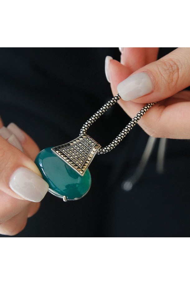 그린 오닉스와 마카사이트, 실버 소재로 제작된 롱 목걸이 Bn0590입니다. 미니멀하고 모던한 스타일로, 여성 및 남성 모두 착용 가능합니다. 천연석 특유의 섬세한 아름다움을 느낄 수 있으며, 심플한 디자인이 세련된 분위기를 연출합니다. 가벼운 착용감으로 데이트룩, 모임룩, 카페룩 등 다양한 TPO에 활용 가능하며, 미니멀, 클래식, 시크 스타일을 즐기는 분들께 추천합니다.
