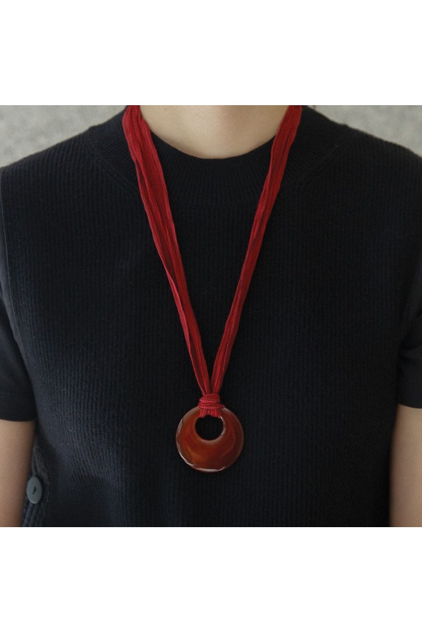 레드 자마노 원석 실크 코드 목걸이 Bn0591은 모던하고 미니멀한 스타일을 추구하는 당신을 위한 아이템입니다. 부드러운 실크 코드와 자연스러운 디자인의 자마노 원석이 어우러져 편안하면서도 세련된 분위기를 연출합니다. 2006년에 출시되어 꾸준히 사랑받고 있으며, 가볍게 착용할 수 있어 데이트룩, 모임룩, 카페룩 등 다양한 TPO에 활용하기 좋습니다. 미니멀, 클래식, 로맨틱 스타일을 즐겨 입는 분들께 추천하며, 고급 포장 및 선물 포장 옵션도 제공됩니다.
