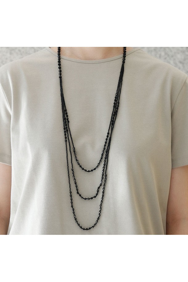 블랙 크리스탈 레이어드 롱 목걸이 Bn0592는 모던하고 미니멀한 스타일을 추구하는 여성들을 위한 목걸이입니다. 크리스탈과 비즈 소재를 사용하여 시크하면서도 세련된 분위기를 연출하며, 롱한 길이와 레이어드 디자인으로 포인트를 더했습니다. 체인 익스텐더를 통해 길이를 조절할 수 있어 다양한 스타일에 맞춰 착용 가능합니다. 데이트룩, 모임룩, 파티룩 등 TPO에 구애받지 않고, 미니멀, 시크, 클래식 스타일을 즐기는 분들께 추천합니다. 내추럴 스톤과 실버의 조화가 돋보이는 이 목걸이는 2006년 런칭 이후 꾸준히 사랑받고 있습니다.
