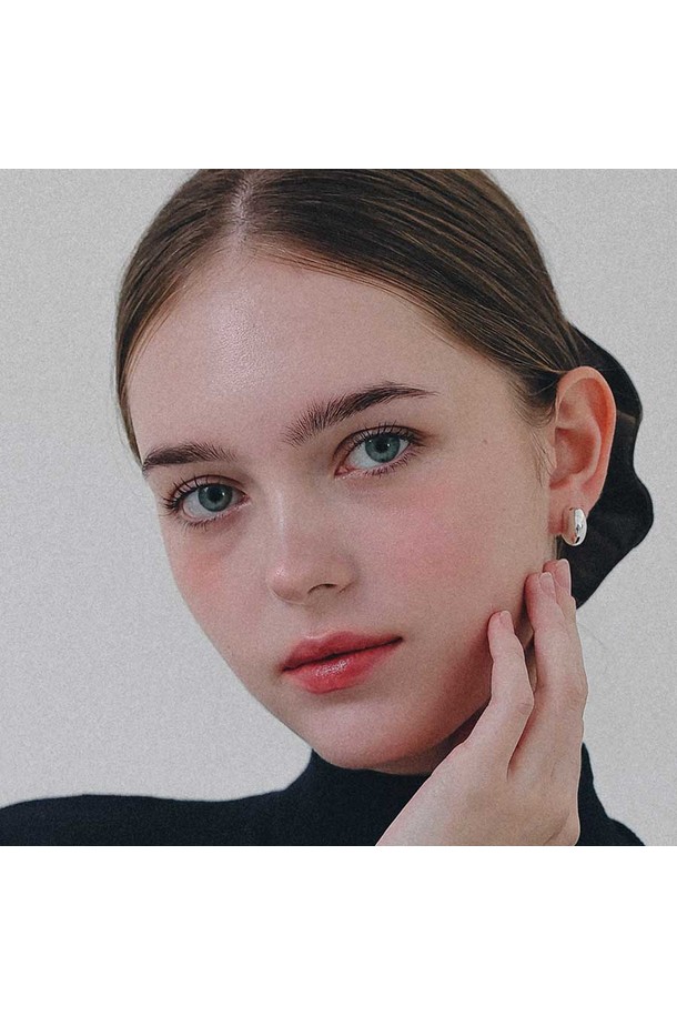 쿼터 볼륨 라운드 실버 귀걸이 M04062는 여성스러운 매력을 더해주는 실버 귀걸이입니다. 미니멀하고 베이직한 스타일로, 데이트룩이나 모임룩에 세련된 포인트를 더할 수 있습니다. 라운드 형태에 쿼터 볼륨 디자인을 더하여 볼륨감 있는 실루엣을 연출합니다. 피어싱 방식으로 착용하며, 실버 소재 특유의 은은한 광택이 돋보입니다. 클래식한 스타일을 선호하는 분들께도 추천합니다.
