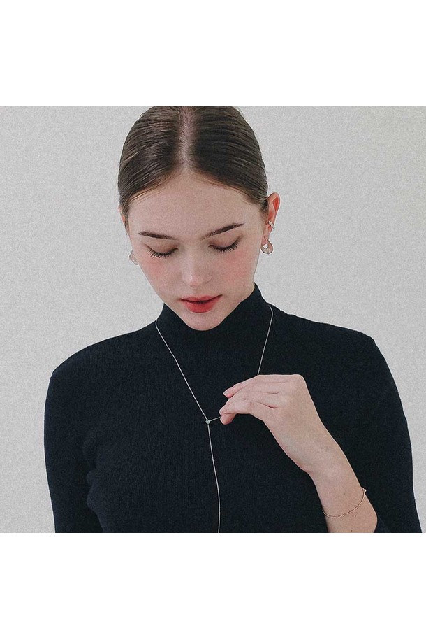 세련된 쿼터 플랫 링클 실버 귀걸이 M04068입니다. 미니멀한 스타일과 링클 디자인이 만나 시크한 분위기를 연출합니다. 데일리룩은 물론, 모임룩에도 포인트 아이템으로 활용하기 좋습니다. 금속 소재의 실버 컬러로 제작되었으며, M 사이즈로 부담 없이 착용 가능합니다. 쿼터 디자인으로 유니크함을 더했습니다.
