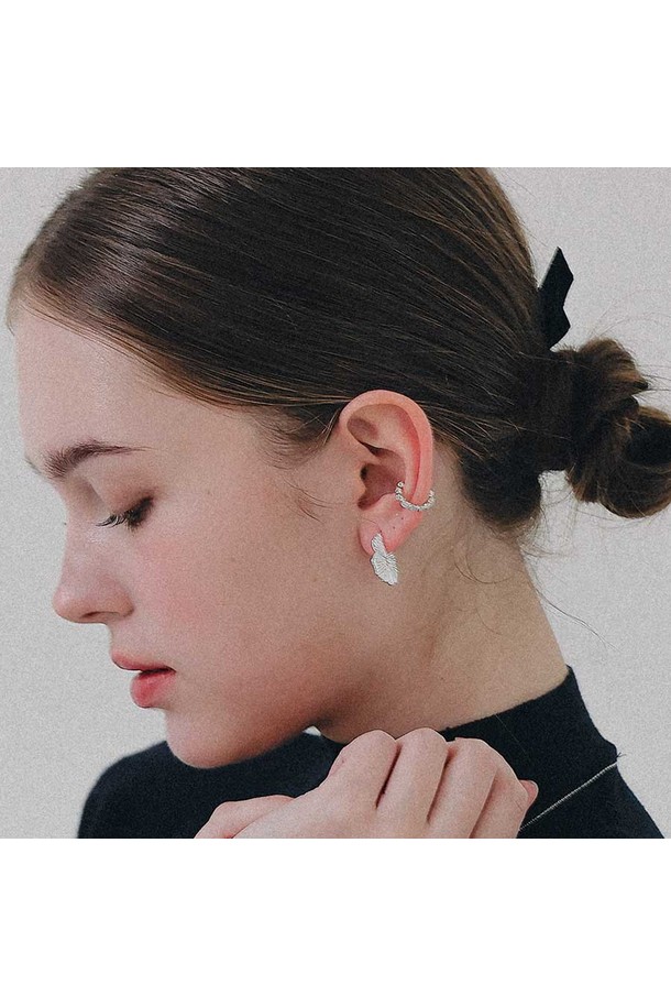 화이트 큐빅 라운드 실버 이어커프 M04075는 여성용 액세서리로, 미니멀하고 우아한 스타일을 연출합니다. 실버 메탈 소재에 큐빅 장식이 더해져 은은한 반짝임을 선사하며, 귀 뒷부분에 착용하여 포인트를 줄 수 있습니다. 큐빅과 라운드 디자인이 조화롭게 어우러져 세련된 느낌을 줍니다. 일상생활에서 부담 없이 착용하여 스타일 지수를 높여보세요.
