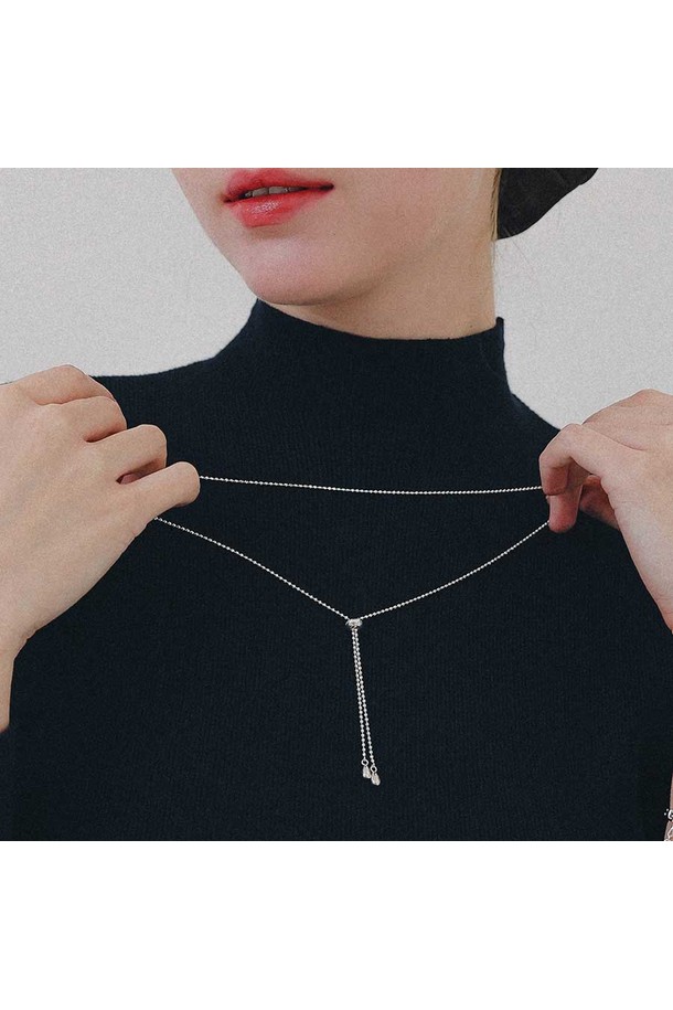 여성스러운 매력을 더해줄 드롭 펜던트 실버 타이 목걸이 N01191입니다. 메탈 소재의 실버 컬러로 제작되어 미니멀하면서도 엘레강스한 스타일을 연출합니다. 펜던트와 드롭 디자인이 특징이며, 타이 스타일로 세련된 포인트를 더했습니다. 모임룩, 클래식, 시크 스타일에 매치하여 스타일리시한 룩을 완성해 보세요. 데일리 아이템으로 활용하기 좋으며, 체인 디자인으로 은은한 멋을 더했습니다.
