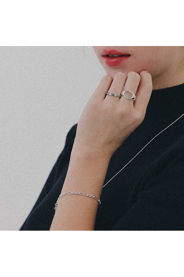 세련된 여성의 스타일을 완성해 줄 "크로스 피가로 체인 실버 팔찌 B01066"입니다. 미니멀하고 클래식한 무드를 자아내는 실버 컬러의 금속 팔찌로, 심플한 디자인에 크로스 디자인과 피가로 체인 디테일이 돋보입니다. 데이트룩, 모임룩, 소개팅룩 등 다양한 TPO에 매치하여 시크하고 세련된 스타일을 연출할 수 있습니다. 

