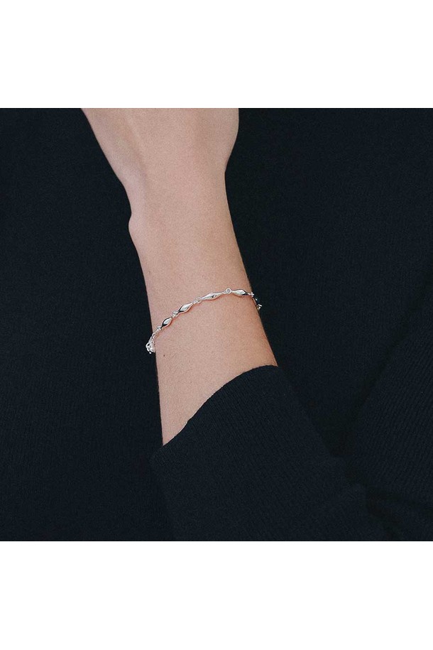 바이콘 체인 실버 팔찌 B01071는 여성의 손목을 은은하게 빛내줄 실버 팔찌입니다. 금속 소재로 제작되었으며, 미니멀하고 베이직한 스타일을 추구하는 분들께 적합합니다. 심플한 디자인과 체인 스타일이 어우러져 일상복에 자연스럽게 매치하기 좋습니다. 유행을 타지 않는 클래식한 매력으로 오랫동안 착용할 수 있습니다. 데일리 팔찌로 활용하여 세련된 스타일을 완성해보세요.
