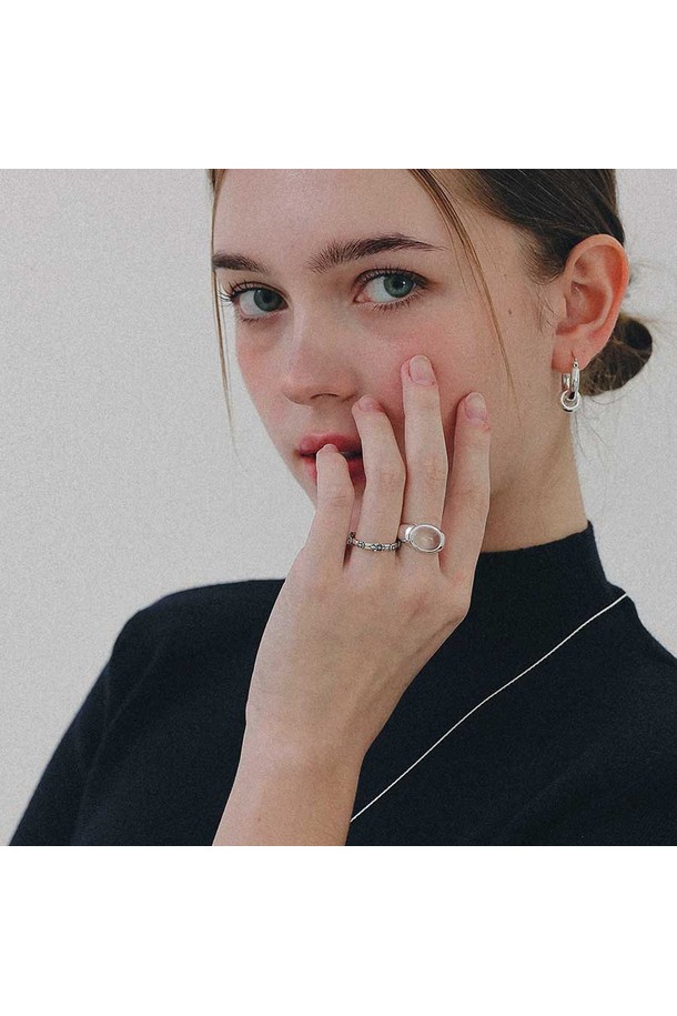 엔틱 크로스 실버 반지 R0711은 여성스러운 매력을 더해줄 실버 소재의 반지입니다. 빈티지하면서도 엔틱한 스타일이 돋보이며, 모임룩에 포인트를 더하기 좋습니다. 반짝이는 실버 소재에 크로스 디자인이 섬세하게 장식되어 클래식, 미니멀, 레트로 스타일을 즐기는 분들께 추천합니다. 특별한 날, 당신의 손 끝을 더욱 돋보이게 해 줄 것입니다. 
