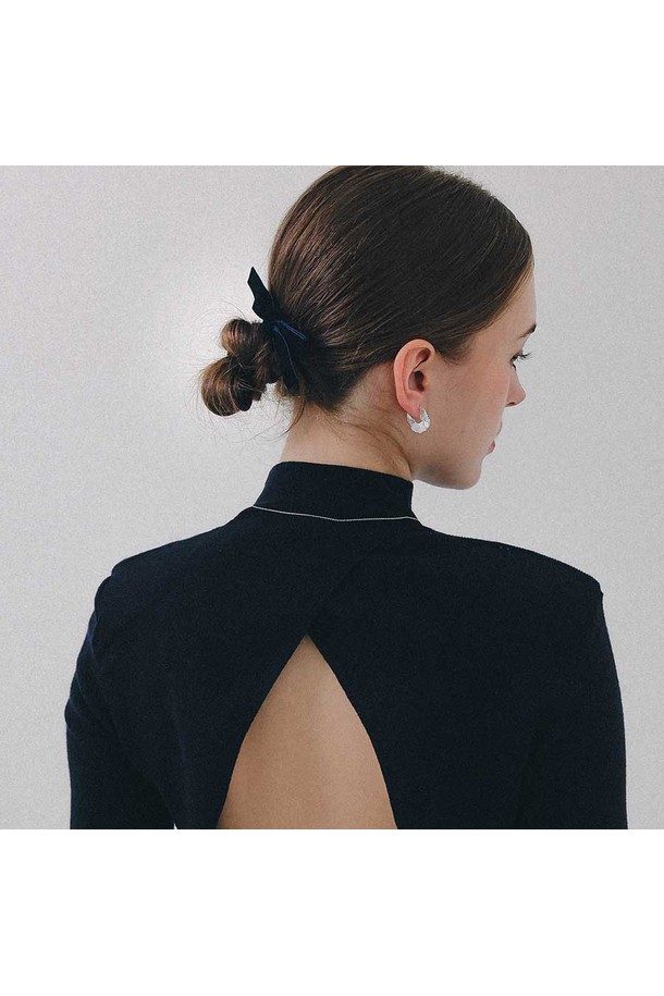 부드러운 벨벳 소재의 리본 집게핀 H01477입니다. 우아한 무드를 연출하는 브라운 컬러의 무지 디자인으로, 사계절 내내 사용하기 좋습니다. 데이트룩, 모임룩에 포인트 액세서리로 활용하여 클래식, 로맨틱, 미니멀 스타일을 완성해보세요. 
