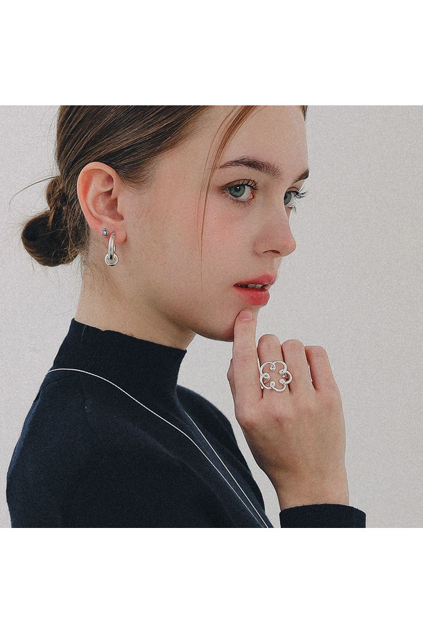 심플한 디자인의 후프 모빌 원터치 실버 귀걸이 M04064입니다. 미니멀한 스타일로 여성분들에게 잘 어울리며, 데일리로 착용하기 좋습니다. 금속 소재의 실버 컬러로 제작되었으며, 간편한 원터치 잠금 방식으로 착용이 용이합니다. 후프 디자인에 모빌 형태가 더해져 세련된 포인트를 더합니다. M 사이즈로, 부담 없이 다양한 스타일에 매치할 수 있습니다.
