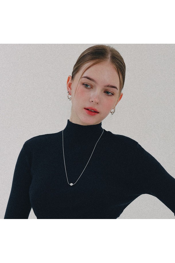 실버 볼 비딩 체인 롱 목걸이 N01234는 여성용 목걸이로, 미니멀하고 베이직한 스타일을 추구하는 분들을 위한 아이템입니다. 메탈 소재에 실버 컬러로 제작되었으며, 롱 체인 디자인에 섬세한 볼 디테일과 비딩 장식이 더해져 은은한 포인트를 줍니다. 모임룩에 매치하여 세련된 분위기를 연출할 수 있으며, 클래식한 무드를 선호하는 분들께 추천합니다. 데일리 목걸이로 활용하여 심플하면서도 돋보이는 스타일을 완성해보세요.
