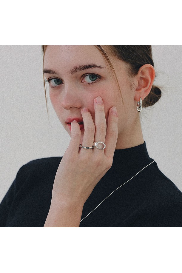 카보숑 문스톤 큐빅 실버 반지 R0712는 여성 고객을 위한 미니멀하고 엘레강스한 스타일의 반지입니다. 실버 소재에 큐빅과 문스톤, 카보숑 디자인 장식이 더해져 은은한 광채를 선사합니다. 심플한 디자인으로 일상룩 또는 모임룩에 포인트 아이템으로 활용하기 좋습니다. 세련된 매력을 더하는 이 반지는 당신의 스타일을 더욱 돋보이게 해줄 것입니다.
