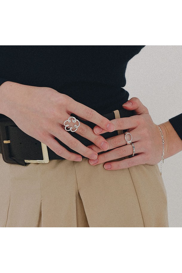 플라워 라인 실버 반지 R0719는 여성스러운 매력을 더해줄 실버 반지입니다. 섬세한 플라워 모티프 라인 디자인이 돋보이며, 우아하고 페미닌한 스타일을 연출합니다. 데일리룩이나 모임룩에 포인트 아이템으로 활용하기 좋으며, 심플하면서도 세련된 디자인으로 어떤 스타일에도 잘 어울립니다. 은은하게 빛나는 실버 소재가 고급스러움을 더하며, 편안하게 착용할 수 있습니다.
