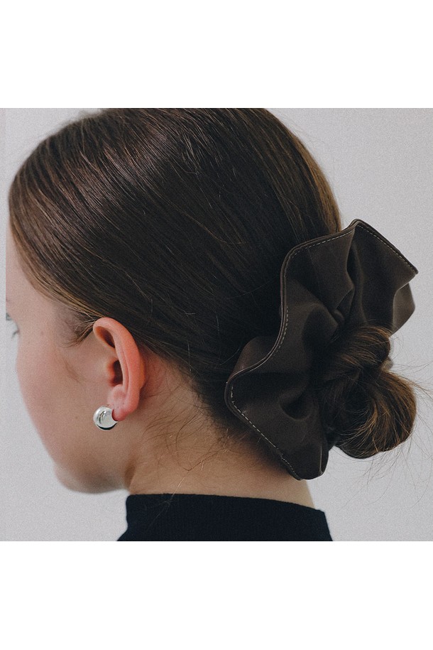 "슬릭 레더 빅 스크런치 H01496"는 여성스러운 무드를 연출하는 블랙 컬러의 빅 사이즈 스크런치입니다. 부드러운 합성가죽 소재로 제작되어 고급스러운 레더 스타일을 연출하며, 주름 디테일이 돋보입니다. 미니멀, 시크, 클래식 스타일을 즐겨 입는 분들께 추천하며, 일상에서 헤어 액세서리로 포인트를 줄 수 있습니다.
