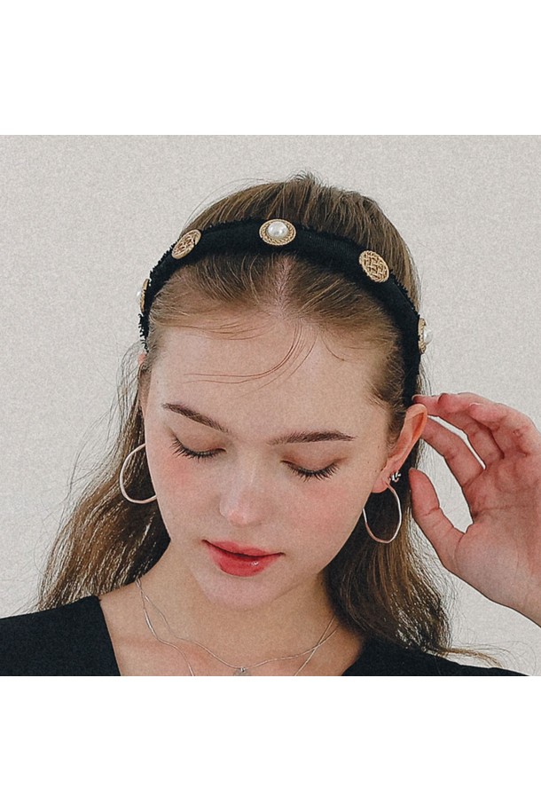 트위드 캐스팅 진주 헤어밴드 H01480은 여성스러운 스타일을 완성해 줄 헤어 액세서리입니다. 고급스러운 트위드 소재와 은은하게 빛나는 진주, 브라스 소재의 조화가 돋보이며, 클래식하면서도 우아한 무드를 연출합니다. 데이트룩, 모임룩, 소개팅룩 등 특별한 날을 위한 포인트 아이템으로, 심플하면서도 기억에 남는 디자인이 특징입니다. 실버925 소재로 제작되어 퀄리티를 높였으며, 프리사이즈로 편안하게 착용 가능합니다. 데일리 주얼리 컨셉으로 제작되어, 매일 착용하며 스타일리시함을 더할 수 있습니다.
