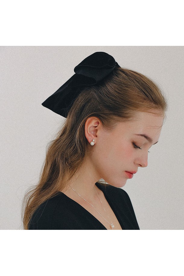 로맨틱 빅 리본 벨벳 집게핀 H01481은 여성스러운 무드를 연출하는 헤어 액세서리입니다. 부드러운 벨벳 소재에 블랙 컬러, 무지 디자인으로 제작되어 어떤 스타일에도 잘 어울립니다. 특히 빅 리본 디자인이 돋보이며, 집게핀 타입으로 머리카락을 간편하게 고정할 수 있습니다. 데이트룩, 모임룩 등 로맨틱하고 걸리시한 스타일을 연출하고 싶을 때 활용해보세요. 클래식한 무드까지 더해져 세련된 헤어 스타일링을 완성할 수 있습니다.
