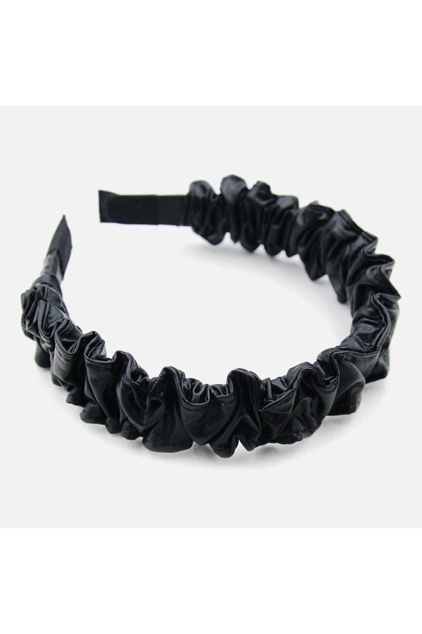 웨이브 셔링 레더 헤어밴드 H01485는 여성의 미니멀, 시크, 클래식 스타일을 완성하는 헤어 액세서리입니다. 블랙 컬러의 인조 가죽 소재에 셔링 디자인이 더해져 세련된 포인트를 줍니다. 하이포알러제닉 코팅 처리되어 민감한 피부에도 안심하고 사용할 수 있으며, FREE 사이즈로 제작되었습니다. 실버 및 티타늄 소재가 사용되었으며, 제품 특성상 약간의 휘어짐이나 생산 과정상의 미세한 스크래치가 있을 수 있습니다.
