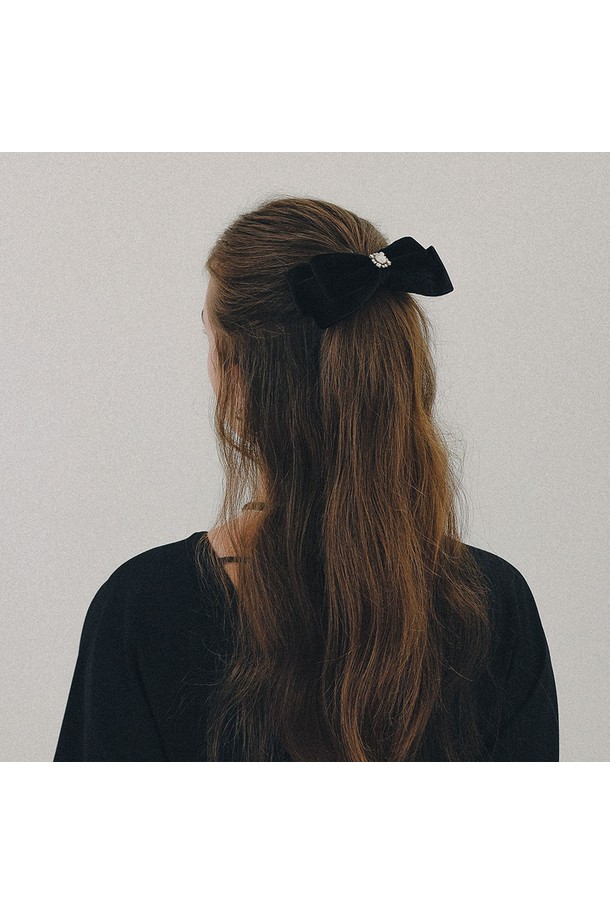 프랑스 벨벳 리본 큐빅 자동핀 H01487은 우아함과 클래식함을 동시에 선사하는 여성 헤어 액세서리입니다. 부드러운 벨벳 소재의 리본 디자인에 큐빅 장식이 더해져 화려하면서도 세련된 분위기를 연출합니다. 자동핀 타입으로 간편하게 착용 가능하며, 데이트룩, 모임룩, 파티룩 등 다양한 TPO에 활용하기 좋습니다. 클래식, 로맨틱, 미니멀 스타일을 즐기는 여성분들께 추천하며, 알러지 방지 기능이 있는 소재로 제작되었습니다. 은은하게 빛나는 큐빅 장식이 당신의 헤어스타일에 특별한 포인트를 더해줄 것입니다.
