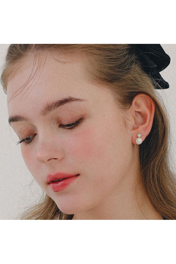 오팔 진주 스노우맨 실버 귀걸이 M03935는 실버925, 진주, 오팔 소재로 제작된 여성용 귀걸이입니다. 0.8cm X 1.5cm 크기의 미니멀하고 베이직한 디자인으로, 데일리룩에 포인트가 되어줍니다. 눈사람 모양의 유니크한 디자인이 돋보이며, 알러지 최소화를 위한 도금 처리가 되어있습니다. 2.4g의 가벼운 무게로 편안하게 착용할 수 있으며, 일상적인 감성을 담은 시그니처 라인 주얼리입니다. 심플하면서도 개성 있는 스타일을 연출해보세요.
