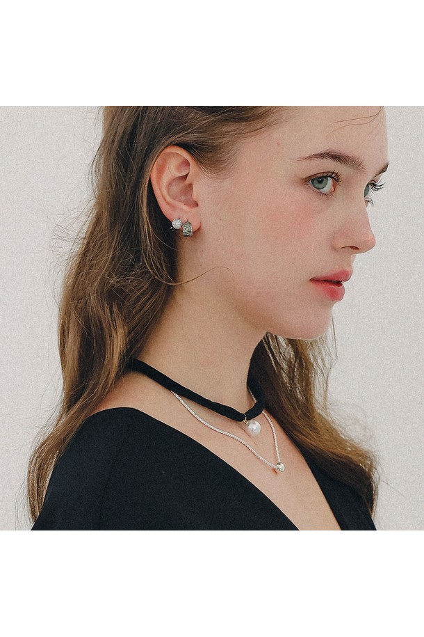 큐빅볼 원터치 미니 링 귀걸이 M04038는 여성스러운 스타일을 연출하는 데 적합한 귀걸이입니다. 실버925, 티타늄, 서지컬스틸 소재로 제작되어 알러지 방지 기능이 있으며, 데일리, 오피스룩, 모임룩에 모두 잘 어울립니다. 심플하고 미니멀한 디자인에 큐빅볼 장식이 더해져 우아한 분위기를 자아내며, 원터치 방식으로 간편하게 착용할 수 있습니다. 개별 및 선물 포장이 가능하여 소중한 사람에게 선물하기에도 좋습니다. 향수, 땀, 물, 온도 변화에 변색될 수 있으며, 모니터 해상도에 따라 색상 차이가 있을 수 있다는 점, 수작업으로 인한 미세한 기포나 스크래치가 있을 수 있다는 점 참고 부탁드립니다.
