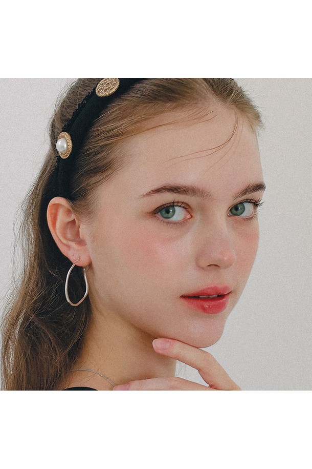 크링클 웨이브 링 실버 귀걸이 M04042는 여성스러운 매력을 더해주는 미니멀 & 베이직 스타일의 귀걸이입니다. 실버925 소재에 하이포알러제닉 코팅 처리를 하여 알러지 걱정 없이 편안하게 착용 가능하며, 데일리 주얼리로 활용하기 좋습니다. 물결치는 웨이브 패턴의 링 디자인이 돋보이며, 심플하면서도 세련된 느낌을 선사합니다. 향수, 땀, 물, 온도 변화에 민감하므로 주의하여 사용하고, 기본 또는 고급 포장 옵션을 선택할 수 있습니다.
