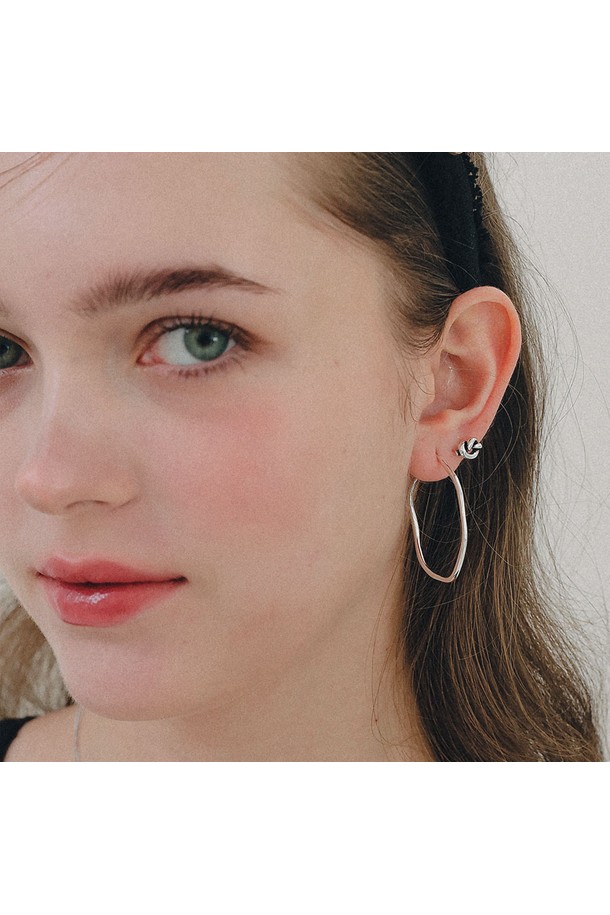 앤틱 프레첼 실버 귀걸이 M04070은 여성스러운 매력을 더해줄 귀걸이입니다. 925 스털링 실버 소재로 제작되어 변색에 강하며, 앤틱 스타일의 프레첼 디자인이 돋보입니다. 0.9cm x 0.6cm 크기로 데일리룩은 물론, 모임룩, 클래식, 미니멀 스타일에도 잘 어울립니다. 기본 패키지와 고급 패키지 옵션, 선물 포장 서비스도 제공됩니다. 향수, 땀, 물과의 접촉, 급격한 온도 변화에 유의하여 관리하면 오랫동안 아름다움을 유지할 수 있습니다.
