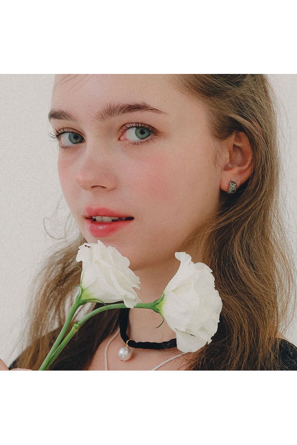 마카사이트 패턴 커브드 실버 귀걸이 M04077은 심플하고 베이직한 스타일을 추구하는 여성 고객을 위한 제품입니다. 데일리 룩에 자연스럽게 녹아드는 디자인으로, 일상생활에서 편안하게 착용할 수 있습니다. 92.5% 스털링 실버 소재에 알러지 방지 코팅 처리가 되어 민감한 피부에도 안심하고 사용할 수 있습니다. 후프형 디자인에 마카사이트 스톤 장식이 더해져 은은한 포인트가 되어줍니다. Day Light Hoops 컬렉션의 실버 귀걸이로, 미니멀하면서도 클래식한 매력을 선사합니다.
