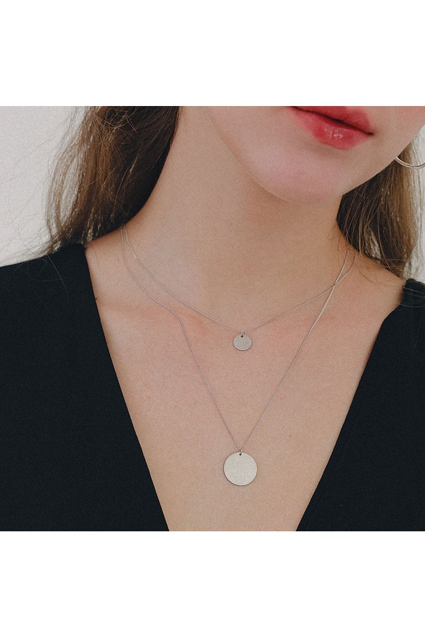 세련된 여성의 데이트룩을 완성해 줄 '더블 레이어드 스크래치 코인 실버 목걸이 N0947'입니다. 92.5% 스털링 실버 소재에 하이포알러제닉 코팅 처리를 하여, 민감한 피부에도 안심하고 착용할 수 있습니다. 이중 레이어드 디자인과 스크래치 질감의 조화가 미니멀하면서도 은은한 포인트를 선사합니다. 'Day Light Hoops' 패턴의 코인 펜던트가 베이직한 스타일에 세련됨을 더하며, 어떤 룩에도 자연스럽게 매치됩니다.
