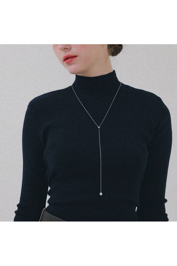 그린 큐빅 진주 타이 실버 롱목걸이 N01166은 여성 고객을 위한 미니멀하고 베이직한 디자인의 목걸이입니다. 실버925 소재에 그린 큐빅과 진주 장식이 더해져 은은하게 빛나는 포인트를 선사합니다. 75cm 길이의 체인 디자인으로 제작되었으며, 무게는 2.7g입니다. 심플한 디자인은 데일리룩은 물론, 모임룩에도 세련되게 매치할 수 있습니다. 실버 메탈릭 텍스처가 고급스러운 분위기를 더합니다.
