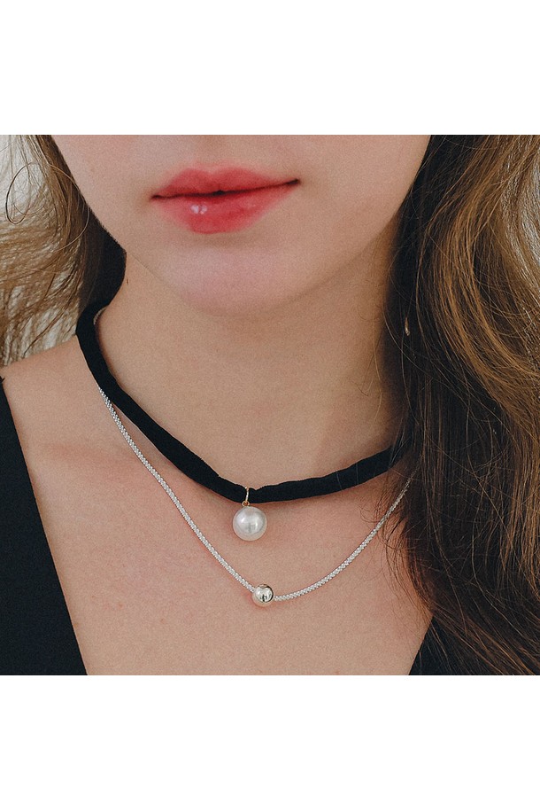 실버볼 니트체인 크런치 목걸이 N01237은 미니멀하고 베이직한 스타일을 추구하는 여성 고객을 위한 목걸이입니다. 925 스털링 실버 소재로 제작되어 변색 걱정 없이 오랫동안 착용할 수 있으며, 하이포알러제닉 코팅으로 민감한 피부에도 안전합니다. 8mm 실버볼이 체인에 연결된 심플한 디자인으로, 출근룩이나 오피스룩에 포인트 아이템으로 활용하기 좋습니다. 40cm 길이 (+5cm 연장체인)로 사이즈 조절이 가능하며, 3.9g의 가벼운 무게감으로 편안하게 착용할 수 있습니다.
