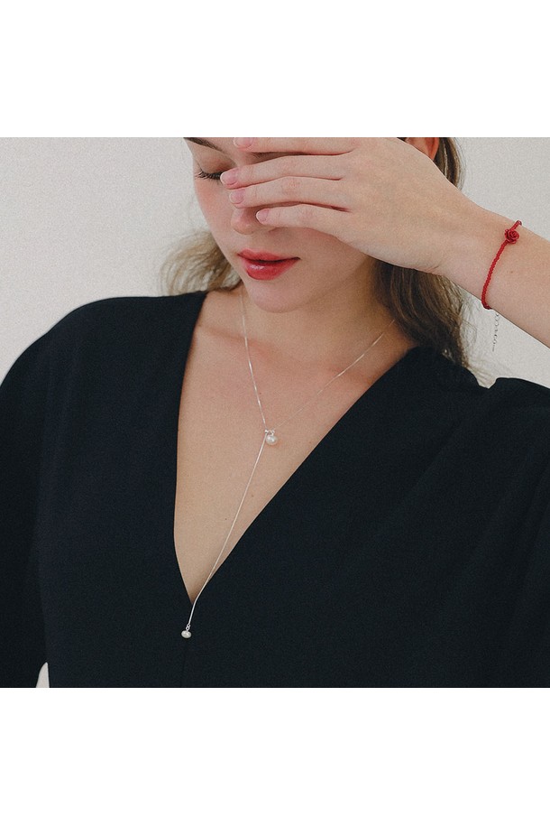 세련된 당신을 위한, 진주 타이 박스체인 실버 롱목걸이 N01239입니다. 925 스털링 실버 소재로 제작되어 변색 걱정 없이 오랫동안 착용할 수 있습니다. 하이포알러제닉 도금 처리로 알레르기 걱정을 줄였으며, 60cm 길이에 5cm 연장 체인이 있어 다양한 스타일 연출이 가능합니다. 6mm와 8mm 두 가지 체인 사이즈로 제공되며, 데일리룩부터 모임룩까지 미니멀하고 클래식한 분위기를 더해줍니다. 은은하게 빛나는 진주와 섬세한 박스체인 디자인이 당신의 스타일을 한층 더 돋보이게 해줄 것입니다.
