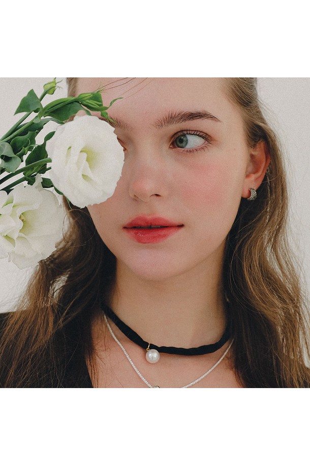 블랙 벨벳 소재에 진주와 큐빅 장식이 더해진 초커 목걸이입니다. N01245 모델로, 40cm 길이의 심플하고 데일리한 디자인이 특징입니다. 니켈프리 도금 처리로 알러지 반응을 최소화하여 안심하고 착용할 수 있습니다. 데이트룩, 모임룩, 미니멀, 클래식, 시크 스타일을 연출할 때 돋보이는 아이템입니다. 체인 익스텐더 잠금 방식으로 길이를 조절할 수 있습니다.
