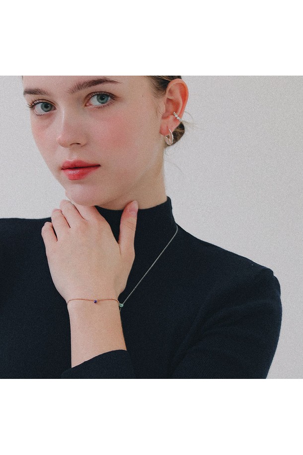 라피스라줄리 볼체인 실버 팔찌 B01048는 여성용 팔찌로, 미니멀하고 베이직한 스타일을 추구합니다. 925 스털링 실버 소재에 실버와 로즈 골드 컬러로 제작되었으며, 데이트룩에 잘 어울립니다. 볼 체인 디자인과 사이즈 조절 기능이 있어 편안하게 착용할 수 있으며, 하이포알러제닉 도금 처리로 알레르기 걱정 없이 사용할 수 있습니다. 심플한 디자인으로 일상복에 매치하기 좋습니다.
