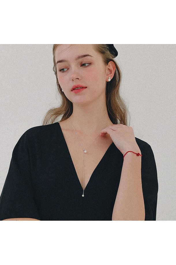 '레드 로즈 자마노 실버 팔찌 B01072'는 여성스러움을 극대화하는 팔찌입니다. 실버925 소재에 알레르기 방지 코팅 처리가 되어 있어 안심하고 착용할 수 있습니다. 로즈와 자마노 디자인 장식이 더해져 클래식, 미니멀, 로맨틱 스타일을 연출하며, 데이트룩에 잘 어울립니다. 실버와 레드 컬러의 조화가 세련된 느낌을 선사합니다. 땀, 물, 온도 변화, 그리고 향수에 의해 변색될 수 있으니 주의하여 관리해주세요.