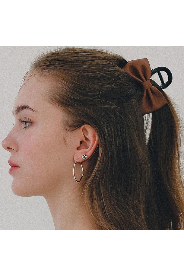 제이로렌 슬릭 레더 미니 리본 집게핀 H01495-1은 여성스러운 스타일을 완성하는 헤어 액세서리입니다. 부드러운 인조가죽과 셀룰로이드 소재로 제작되었으며, 브라운과 블랙 두 가지 색상으로 출시되었습니다. 9cm의 미니 사이즈에 리본 디자인이 더해져, 데이트룩, 모임룩, 소개팅룩 등 다양한 TPO에 활용하기 좋습니다. 클래식, 미니멀, 걸리시 스타일을 즐겨 입는 분들께 추천하며, 가볍고 간편하게 사용할 수 있는 집게핀입니다.
