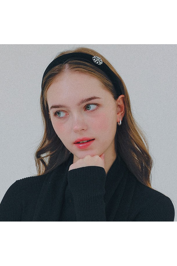벨벳 진주 큐빅 눈꽃 헤어밴드 H01484는 여성스러운 매력을 극대화해주는 헤어 액세서리입니다. 부드러운 블랙 벨벳 소재에 큐빅과 진주, 눈꽃 장식이 어우러져 화려하고 우아한 분위기를 연출합니다. 가을, 겨울 시즌에 특히 잘 어울리며, 데이트룩, 파티룩에 포인트 아이템으로 활용하기 좋습니다. Free Size로 제작되어 편안하게 착용할 수 있으며, 너비 2.5cm, 무게 28.4g으로 가볍습니다. 클래식, 로맨틱, 미니멀 스타일 모두 소화 가능한 활용도 높은 헤어밴드입니다.
