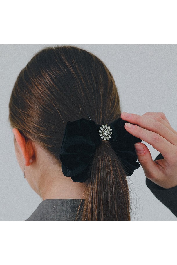 벨벳 큐빅 플라워 스크런치 H01486은 여성스러운 스타일을 완성하는 헤어 액세서리입니다. 부드러운 벨벳 소재에 큐빅과 진주, 리본 장식이 더해져 우아하고 화려한 분위기를 연출합니다. 블랙 컬러의 무지 바탕에 플라워 패턴이 섬세하게 디자인되어 있으며, 가을, 겨울철 모임룩이나 파티룩에 포인트를 더하기 좋습니다. 일상에서도 고급스러운 스타일을 연출하거나, 소중한 분께 선물하기에도 좋은 아이템입니다. 곱창밴드 형태로 제작되어 머리에 간편하게 착용할 수 있으며, 부드러운 촉감으로 편안함을 선사합니다.
