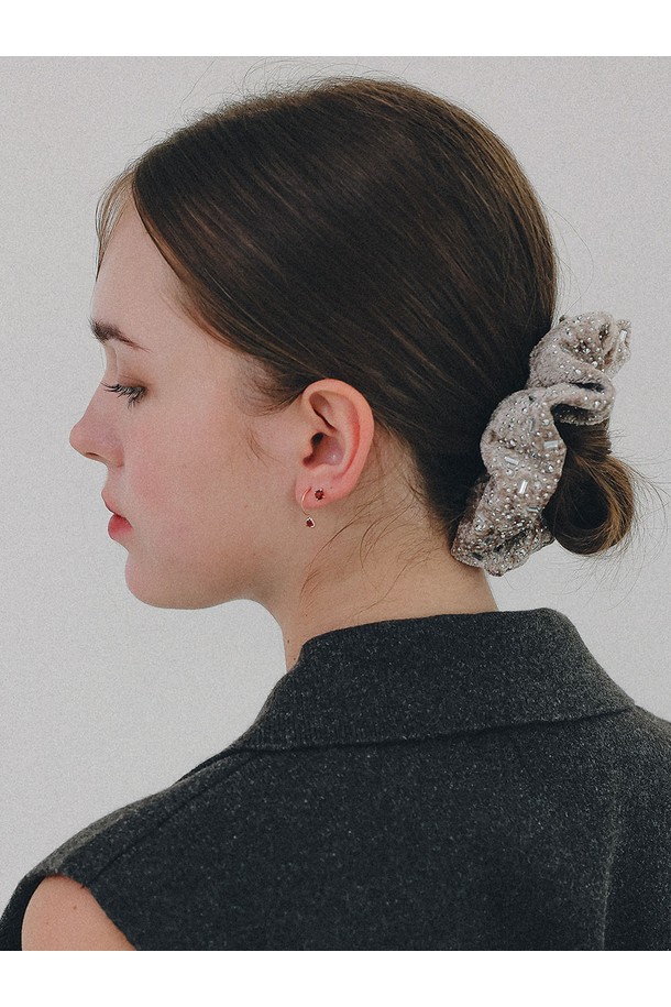 플러피 큐빅 도트 스크런치 H01494는 여성스러운 스타일을 완성하는 헤어 액세서리입니다. 벨벳 소재에 큐빅 도트 패턴이 더해져 화려하고 우아한 무드를 연출합니다. 블랙과 그레이 두 가지 색상으로 제공되며, 부드러운 촉감이 특징입니다. 일상룩은 물론, 모임룩에도 포인트 아이템으로 활용하여 매력적인 스타일을 완성해보세요. 스크런치, 즉 곱창밴드 형태로 제작되어 편안하게 착용할 수 있습니다.
