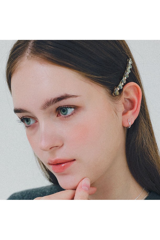 크리스탈 컬러큐빅 페블 자동핀 H01479는 여성스러운 매력을 더해줄 헤어핀입니다. 황동(Brass)과 크리스탈(Crystal) 소재를 사용하여 고급스러움을 더했으며, 무니켈 도금으로 알러지 걱정 없이 착용할 수 있습니다. 실버와 멀티 컬러의 큐빅과 페블 무늬가 은은하게 빛나며, 우아하고 화려한 스타일을 연출합니다. 자동핀 타입으로 간편하게 착용 가능하며, 모임룩, 파티룩, 데이트룩에 포인트 아이템으로 활용하기 좋습니다. 클래식, 로맨틱, 걸리시한 스타일을 즐겨 입는 여성분들께 추천합니다.
