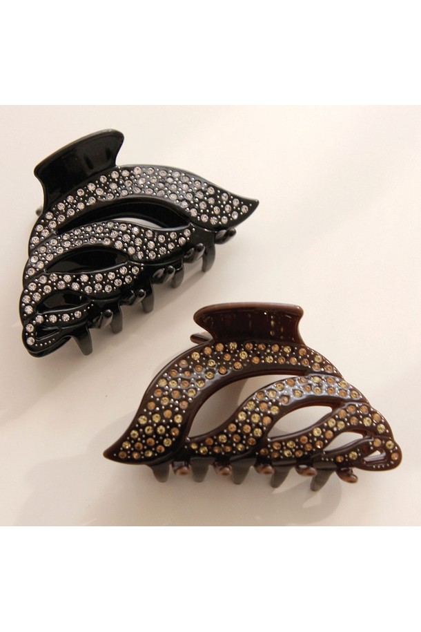 "웨이브 크루아상 큐빅 집게핀 Bh0971"은 우아하고 화려한 스타일을 연출하는 헤어 액세서리입니다. 브라운과 블랙 두 가지 컬러로 제공되며, 큐빅 장식이 돋보이는 웨이브 쉐입 디자인이 특징입니다. 프랑스 셀룰로오스, 큐빅, 금박 소재를 사용하여 고급스러운 느낌을 더했으며, 핸드메이드 느낌과 천연석의 은은한 분위기를 자아냅니다. 모임룩, 파티룩, 클래식, 미니멀, 로맨틱 등 다양한 TPO와 스타일에 포인트를 줄 수 있는 아이템입니다. 사계절 내내 활용 가능한 실용적인 집게핀입니다.
