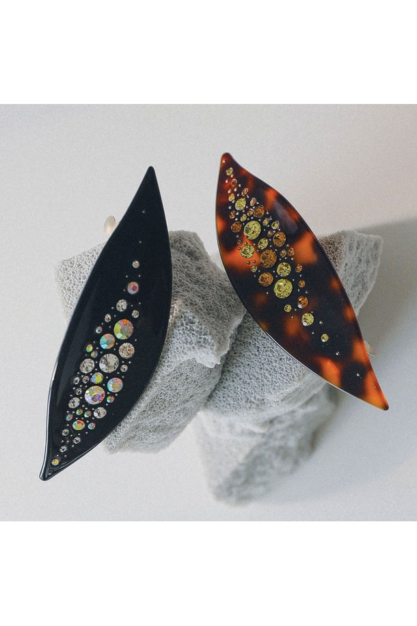 "프랑스 나뭇잎 큐빅 자동핀 Bh0973"는 여성의 아름다움을 더욱 돋보이게 해줄 자동핀입니다. 브라운과 블랙 두 가지 색상으로 출시되어 모던하고 우아한 스타일을 연출하며, 셀룰로오스와 큐빅 소재로 제작되었습니다. 나뭇잎 모양에 큐빅 장식이 더해져 섬세하고 로맨틱한 분위기를 선사하며, 모임룩이나 데이트룩에 포인트를 더하기 좋습니다. 클래식, 미니멀, 로맨틱 등 다양한 스타일에 자연스럽게 어울립니다.
