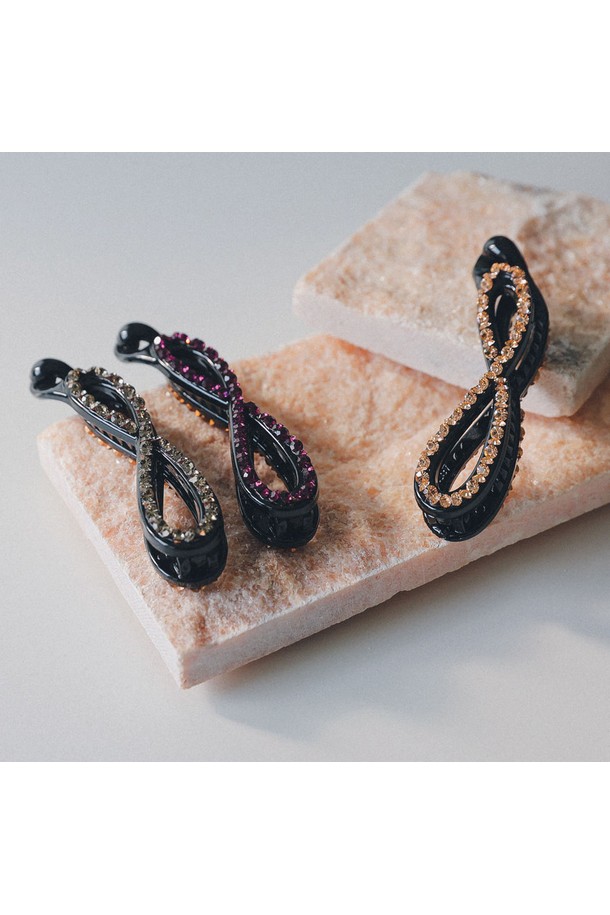 Bh0975 인피니티 큐빅 바나나핀은 여성의 헤어스타일링을 위한 액세서리입니다. 모던, 심플, 시크한 스타일을 연출하며, 그레이, 퍼플, 피치 3가지 색상으로 제공됩니다. 셀룰로오스 소재에 큐빅과 인피니티 모양의 디자인 장식이 더해져 시크하고 미니멀한 무드를 선사합니다. 사계절 내내 착용 가능하며, 일상생활에서 간편하게 헤어스타일을 연출할 수 있습니다.
